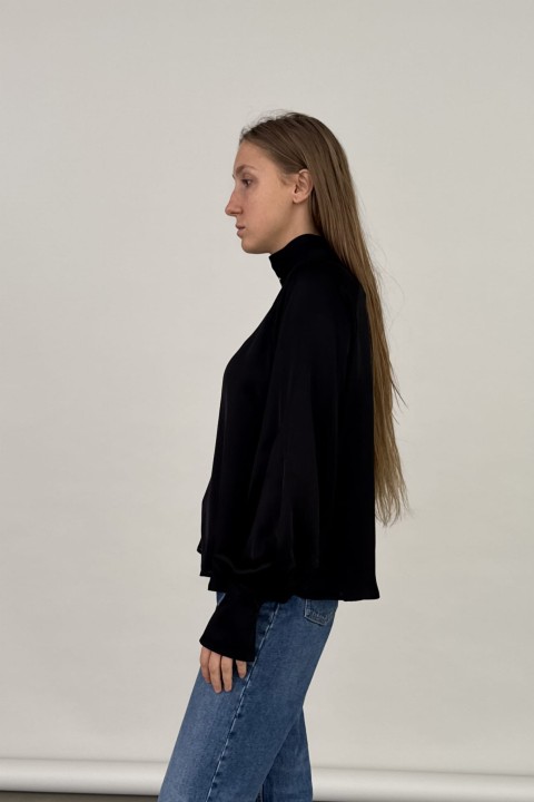 czarna koszula z dlugim rekawem i szarfa pod szyja