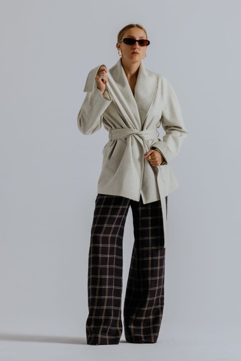 welniany plaszcz damski z kolnierzem szalowym