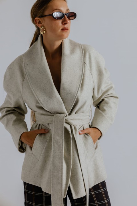 welniany plaszcz ecru z kolnierzem szalowym