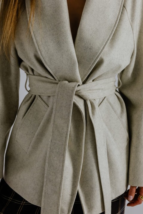 krotki plaszcz z paskiem