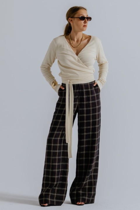 spodnie w kratke z wysokim stanem i prosta nogwaka