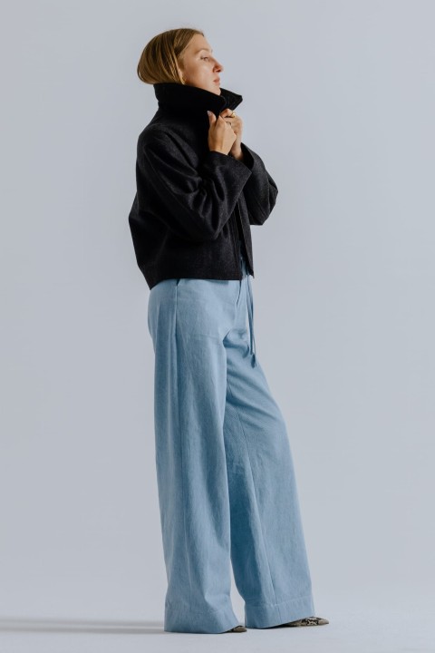 krotka czarna welniana kurtka damska