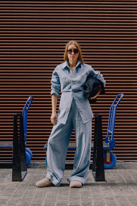 komplet jensow z szeroka nogawka i koszula oversize polska marka modowa