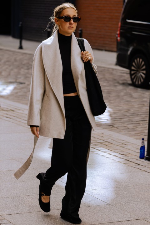 welniany plaszcz damski ecru z paskiem i wysokim kolnierzem