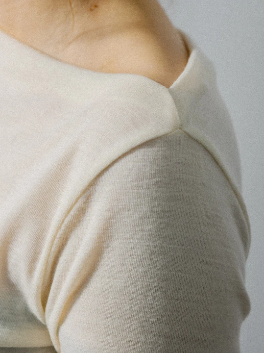 welniana_bluzka_dekolt_w_lodke